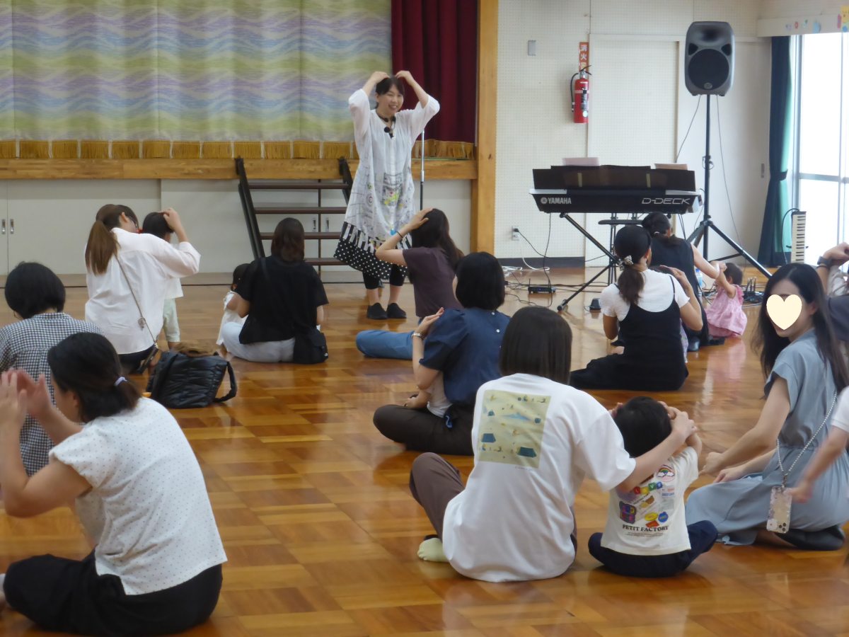 子育て広場ウィーク「エレクトーン演奏とリトミック」を行いました。
