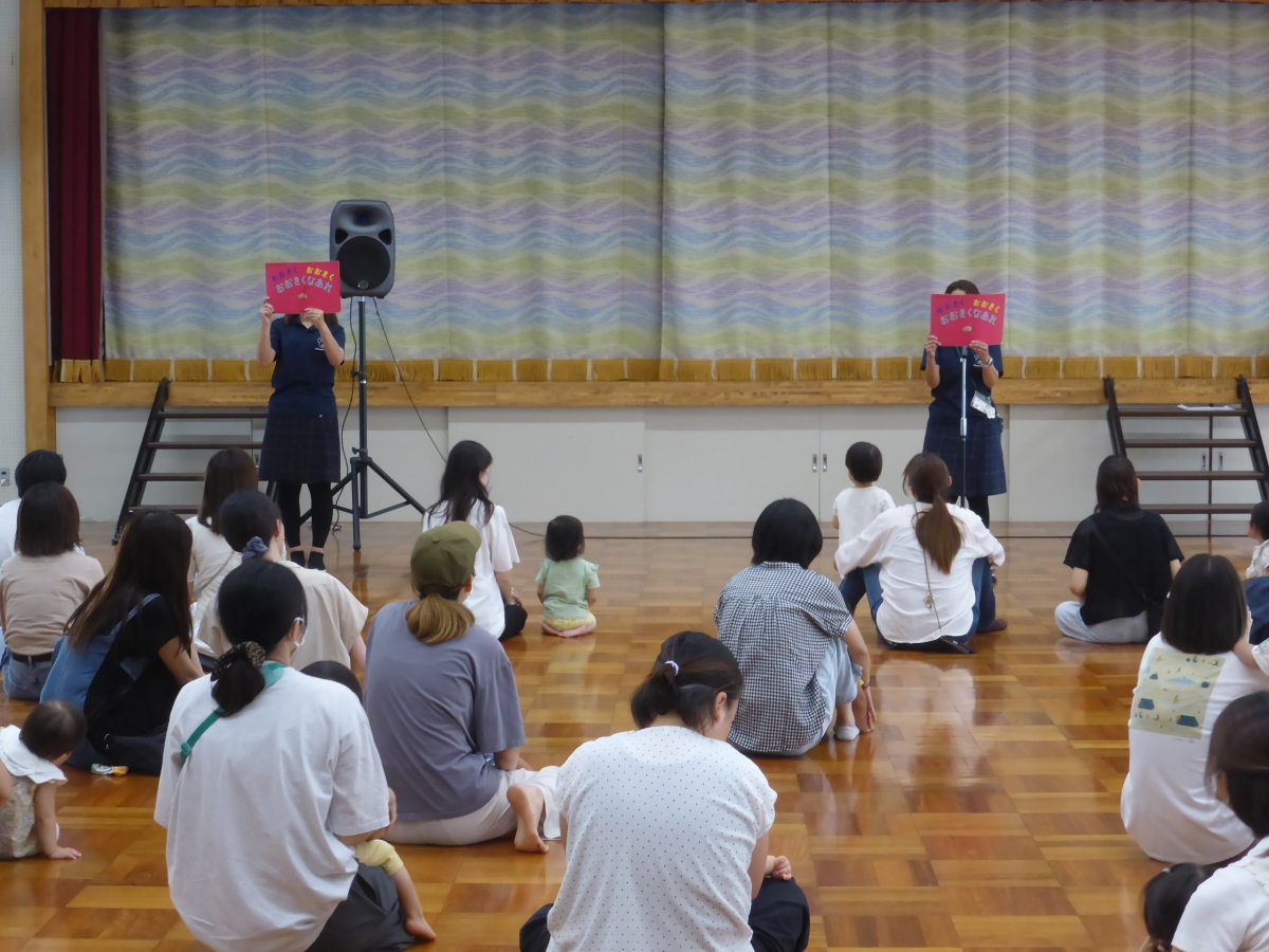 子育て広場ウィーク「エレクトーン演奏とリトミック」を行いました。