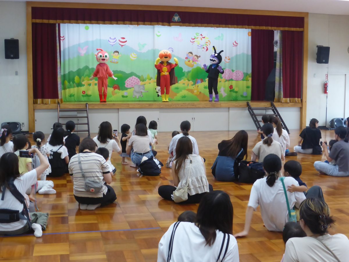 子育て広場ウィーク「エレクトーン演奏とリトミック」を行いました。