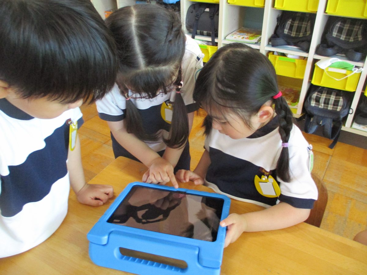 タブレットを持ってお散歩に！（もり・にじ組）