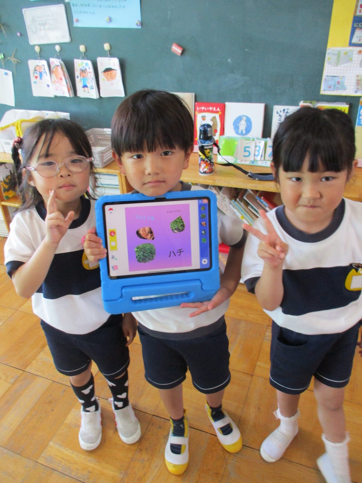 タブレットを持ってお散歩に！（もり・にじ組）