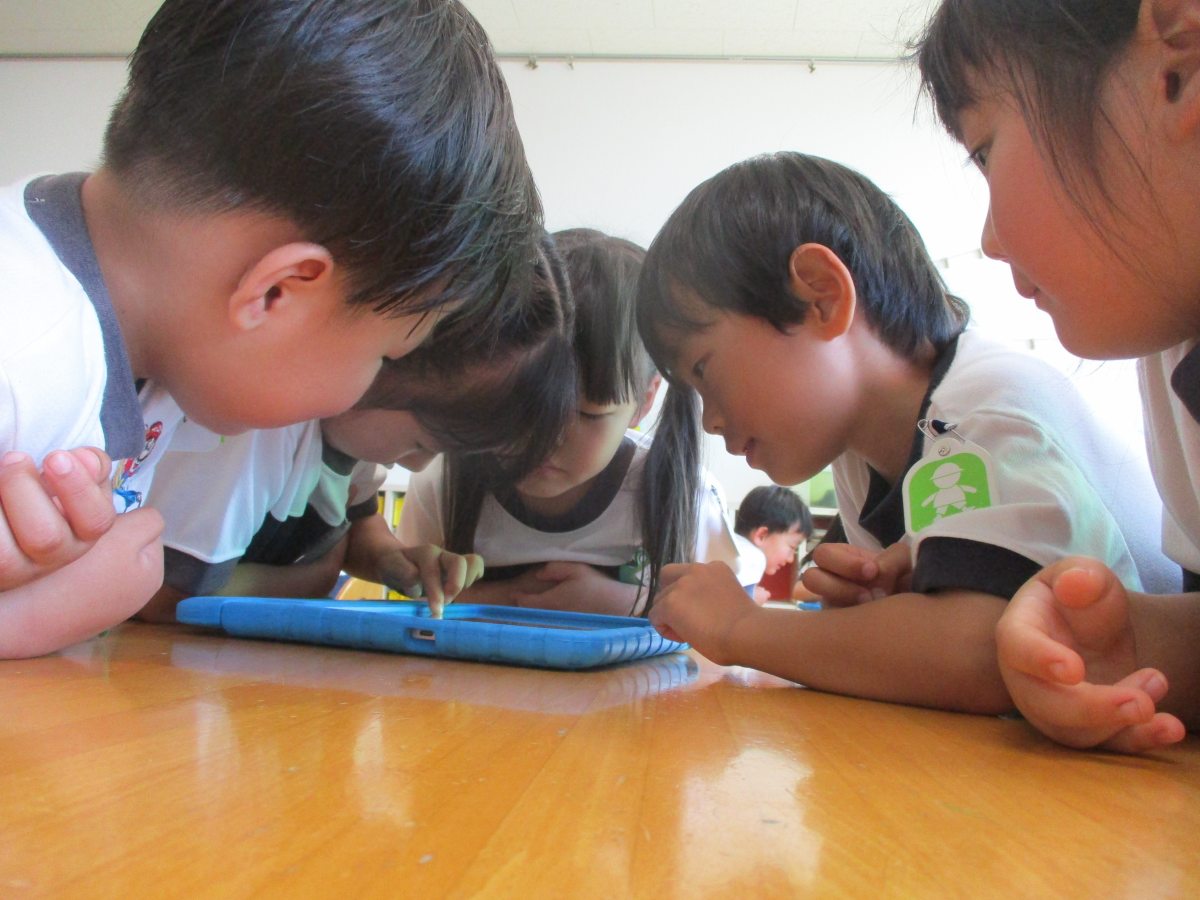 タブレットを持ってお散歩に！（もり・にじ組）