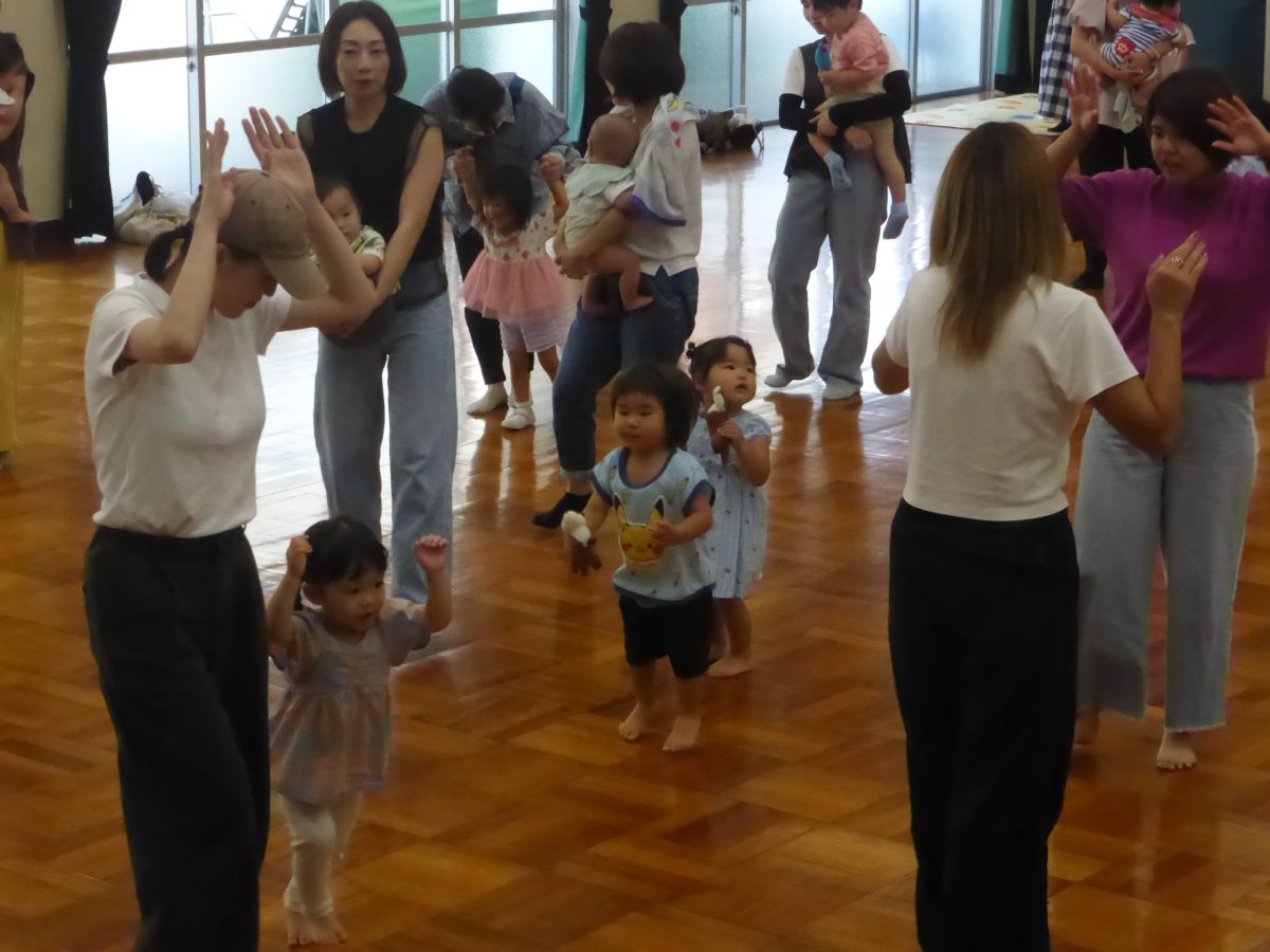 子育て広場ウィーク「リトミック」を行いました。