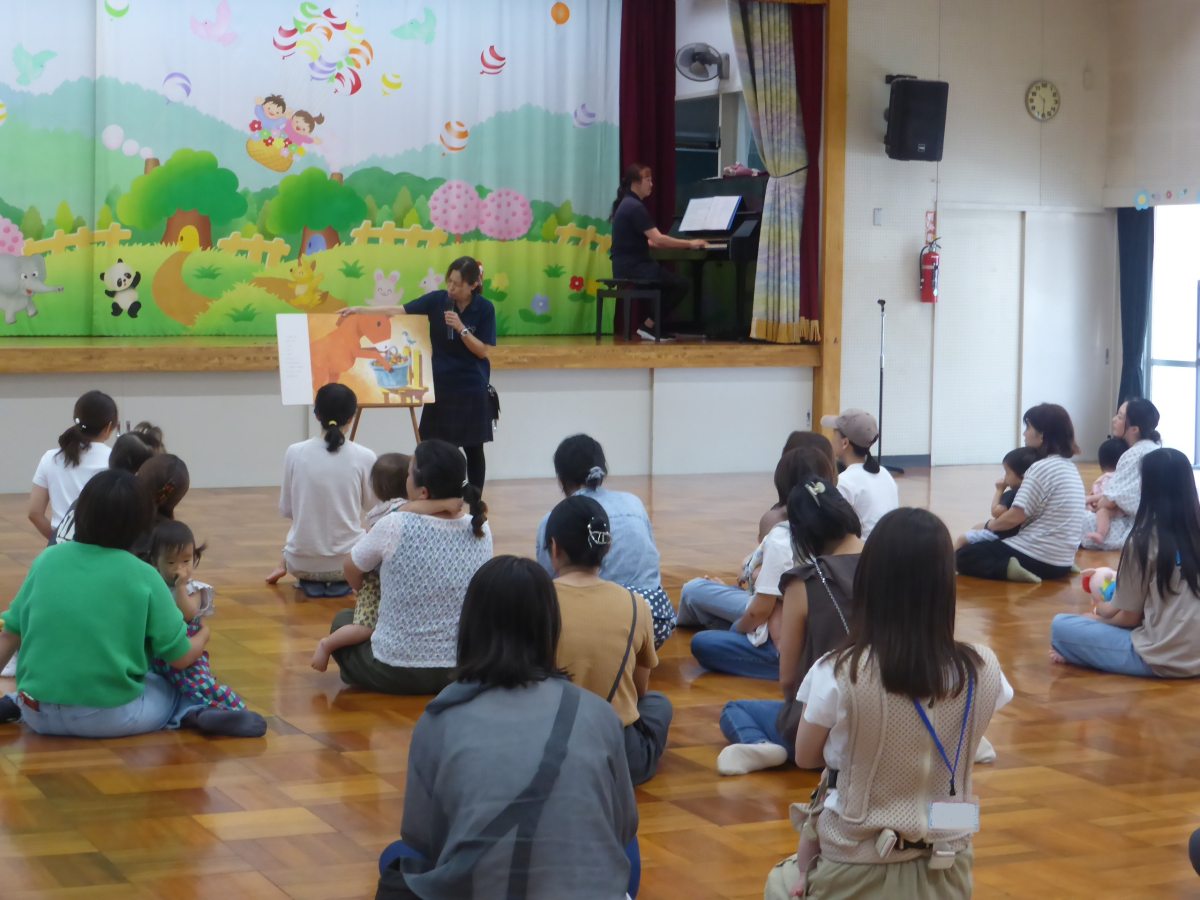 子育て広場ウィーク「リトミック」を行いました。