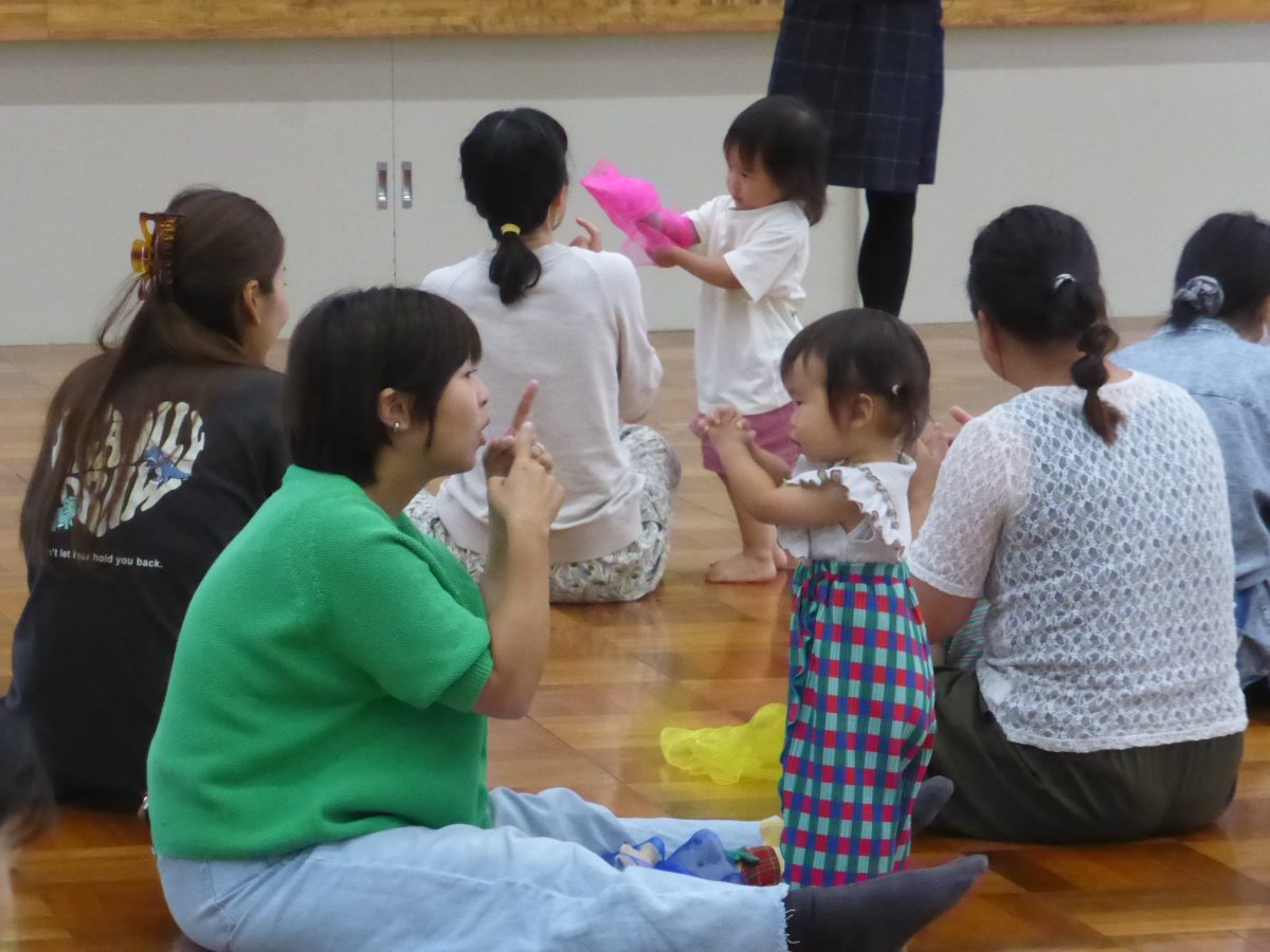 子育て広場ウィーク「リトミック」を行いました。