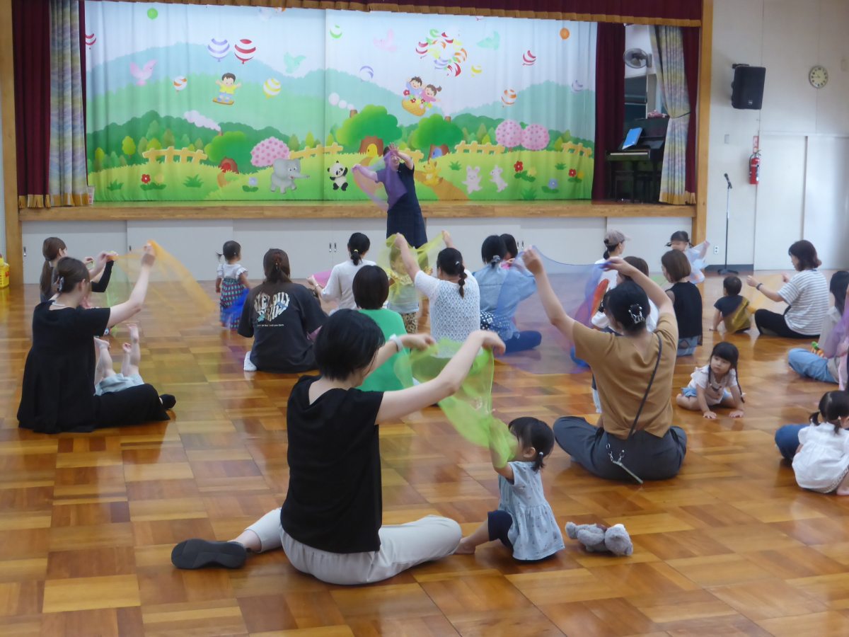 子育て広場ウィーク「リトミック」を行いました。