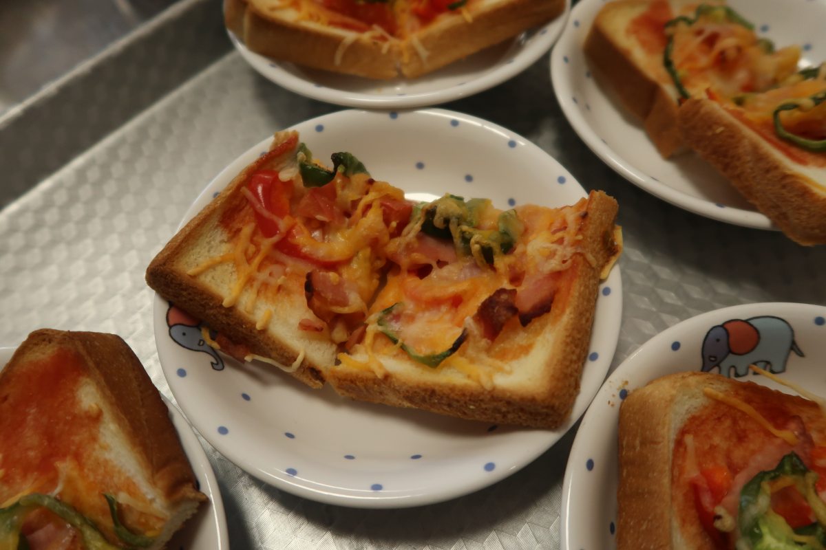 採れたトマトやピーマンを使ってピザトーストにしてもらいました。